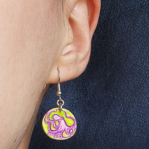 Octopus hand-painted  on green mini silver circle earrings ✦ cute & dainty ✦ - Picture 2 of 9